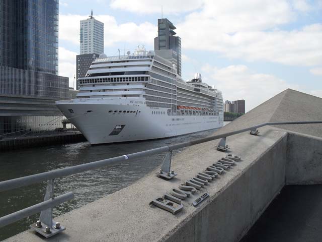 Cruiseschip ms MSC Magnifica van MSC Cruises aan de Cruise Terminal Rotterdam